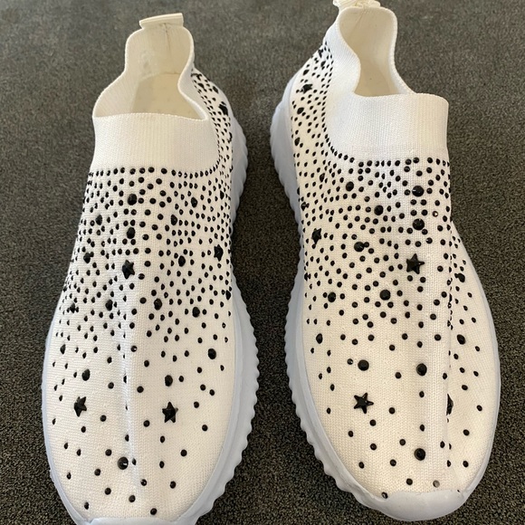 Shoes, slip on, white and black size 6, light weight, no name no brand - Picture 1 of 8